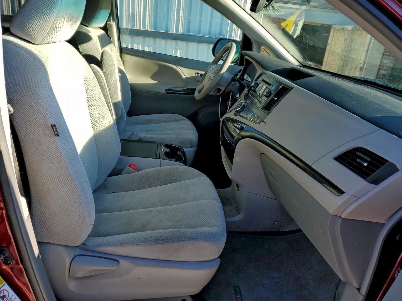 2014 TOYOTA SIENNA LE photo 21