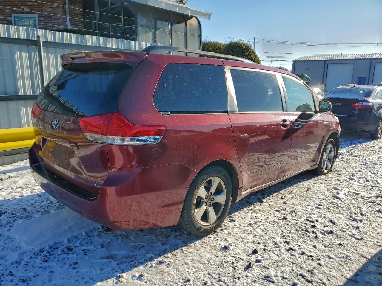 2014 TOYOTA SIENNA LE photo 5