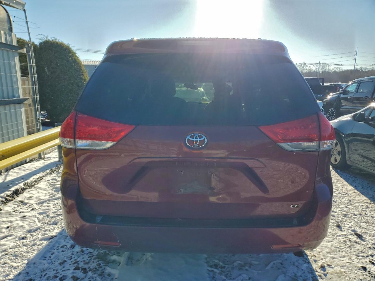2014 TOYOTA SIENNA LE photo 11