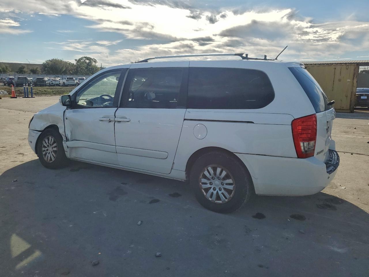 2011 KIA SEDONA LX photo 2