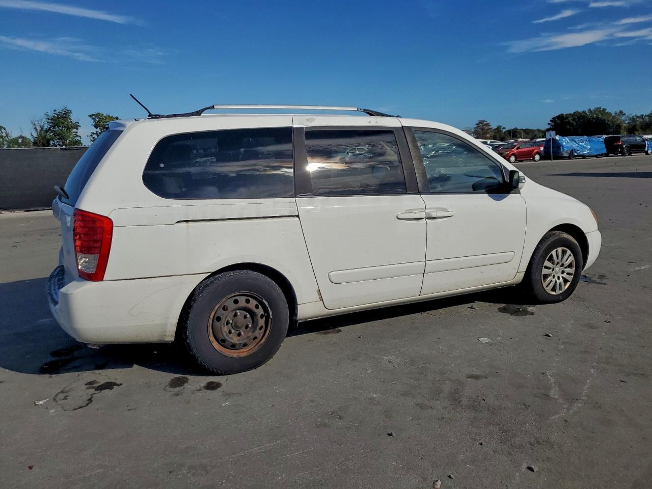2011 KIA SEDONA LX photo 3