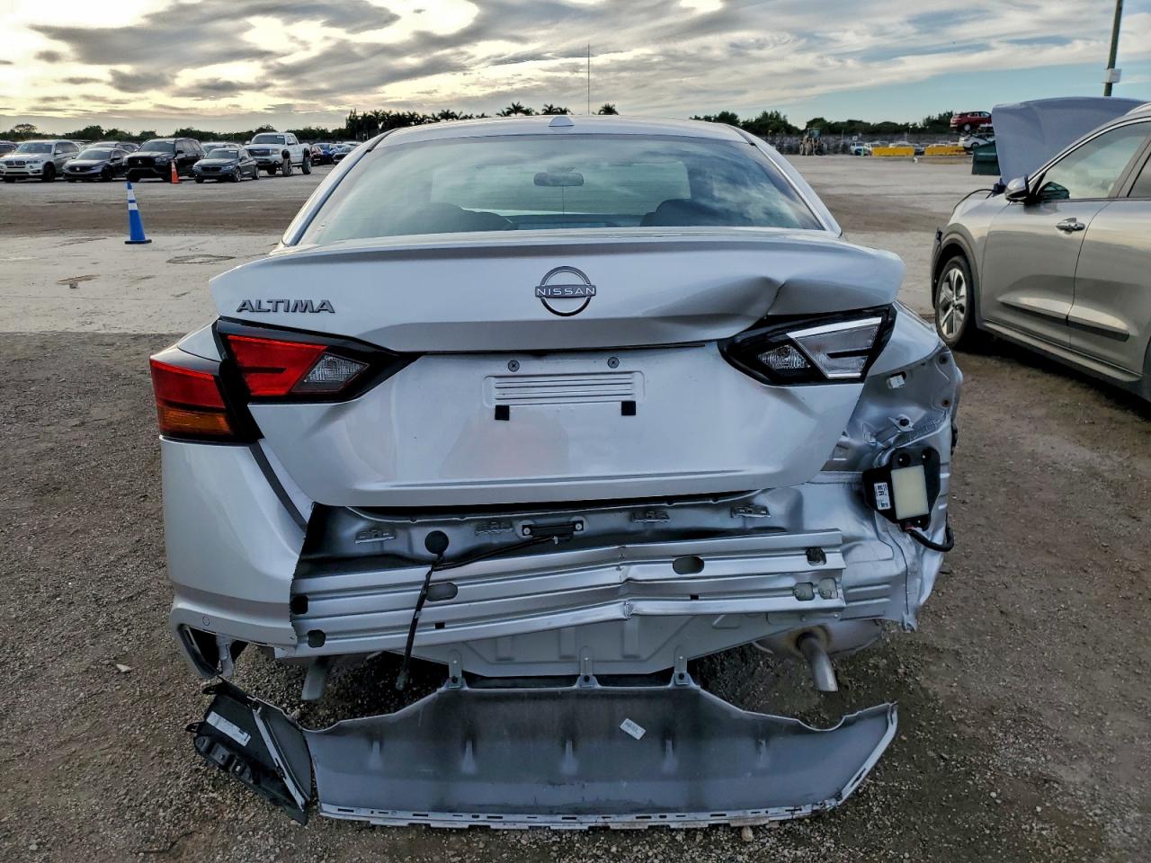 2025 NISSAN ALTIMA SV photo 6