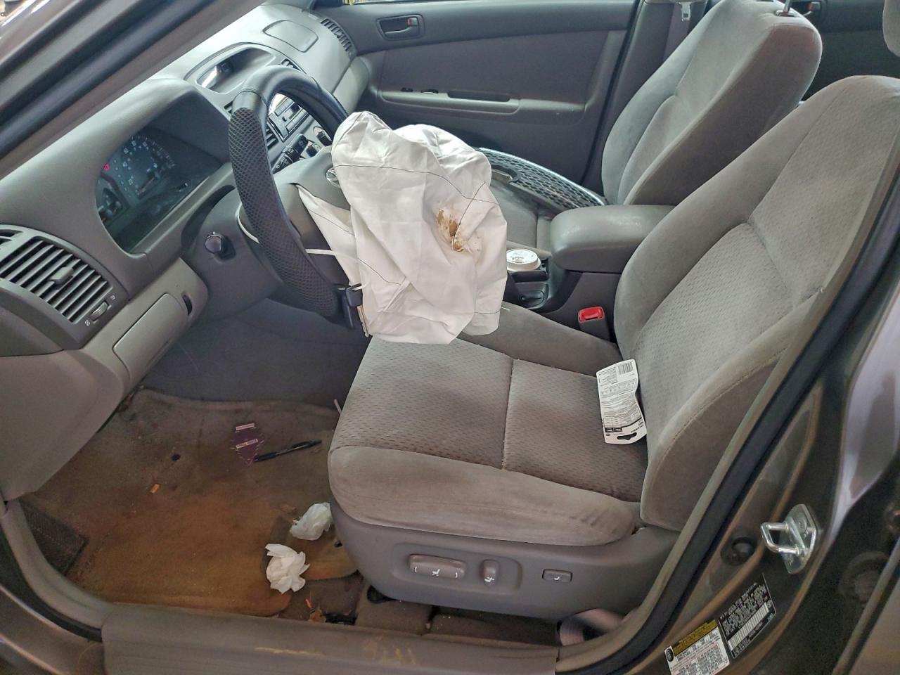 2004 TOYOTA CAMRY LE photo 13