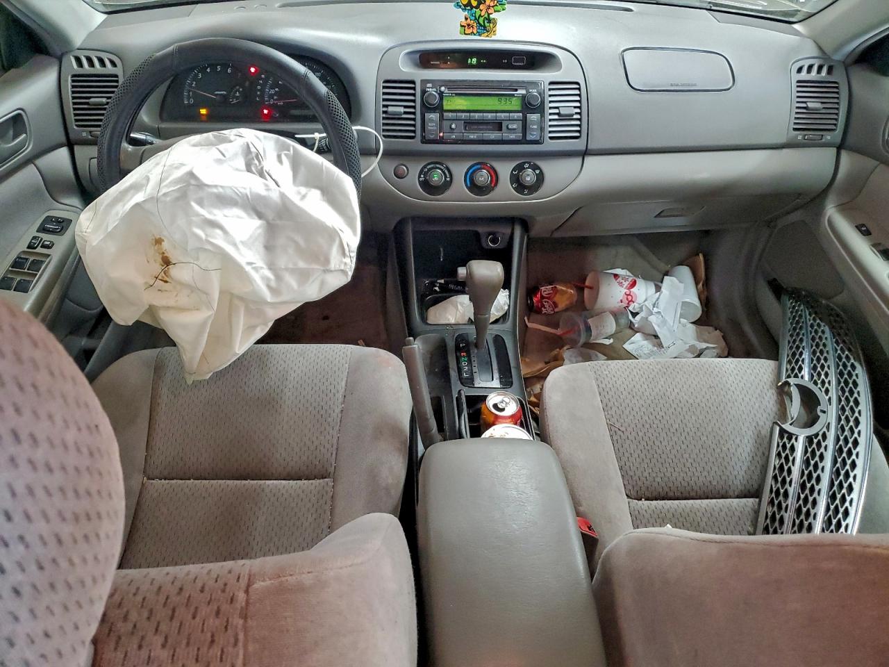 2004 TOYOTA CAMRY LE photo 15