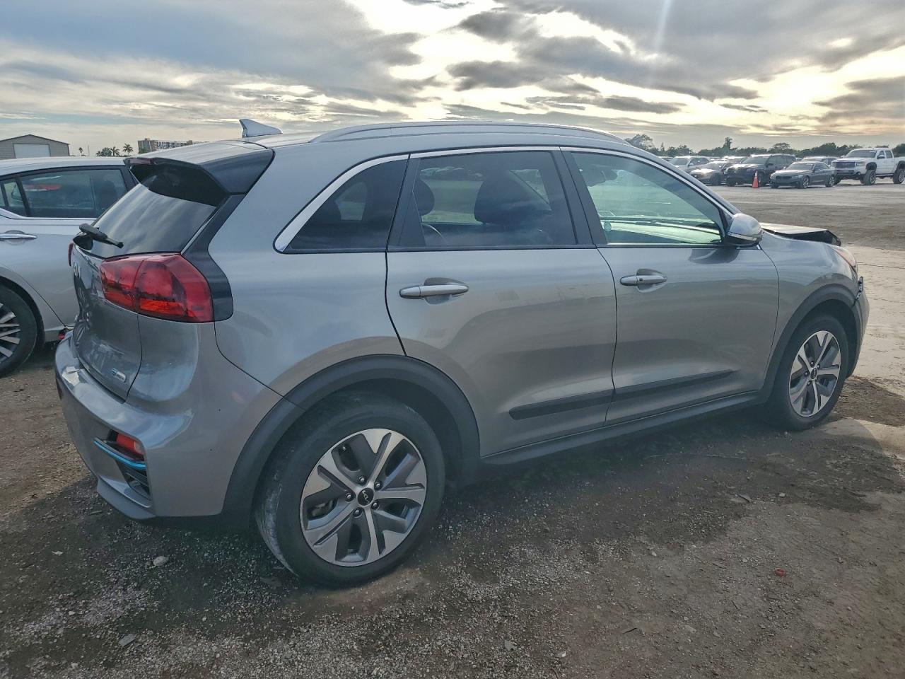 2022 KIA NIRO S photo 9