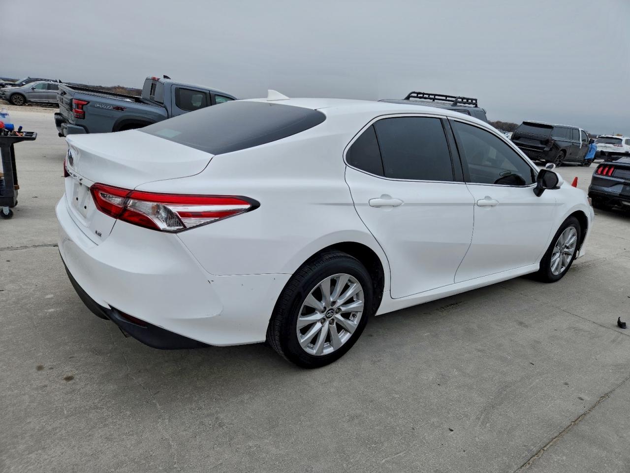 2019 TOYOTA CAMRY L photo 5