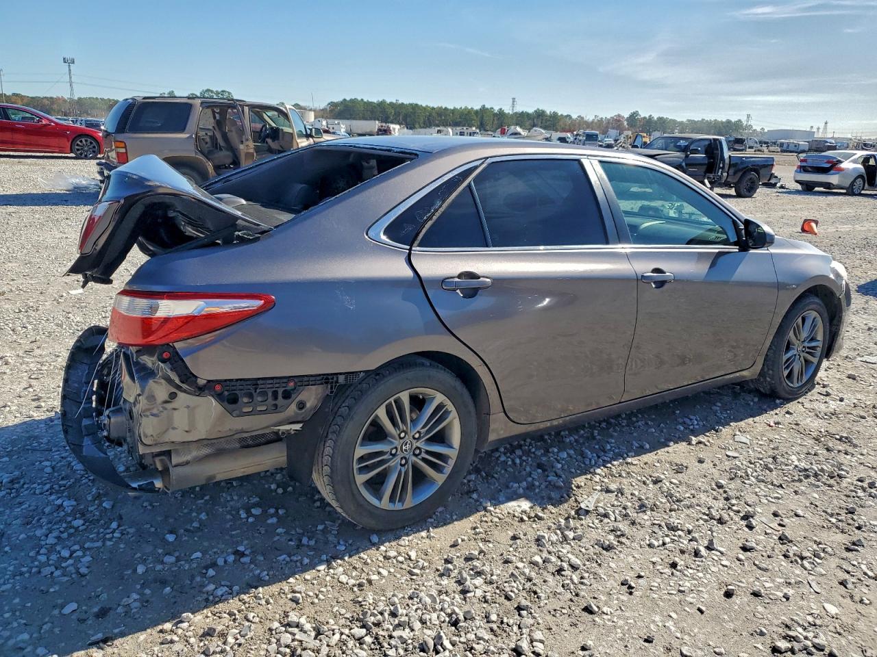 2017 TOYOTA CAMRY LE photo 3
