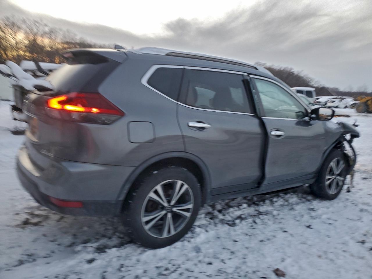 2019 NISSAN ROGUE S photo 5