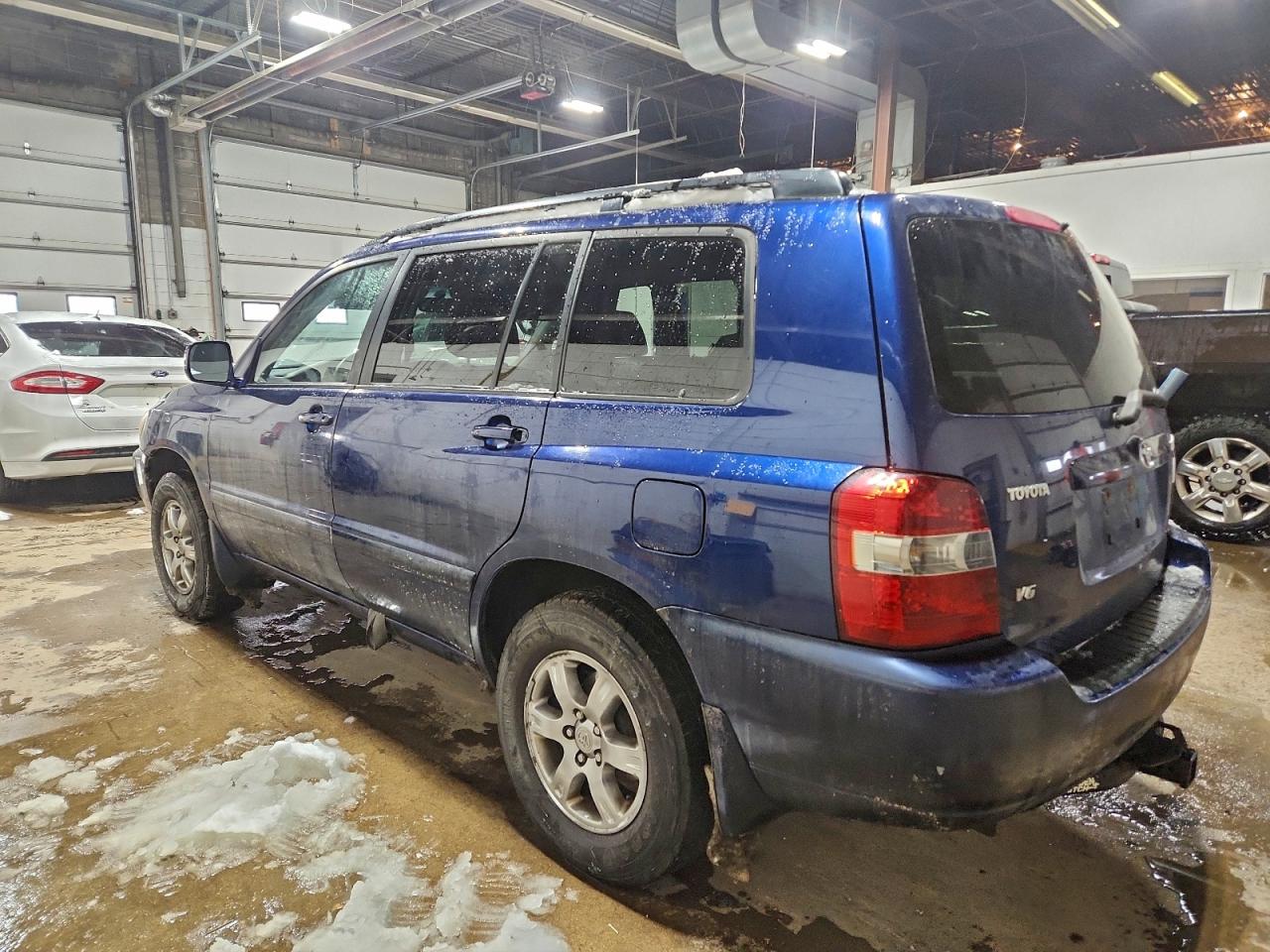 2004 TOYOTA HIGHLANDER photo 2