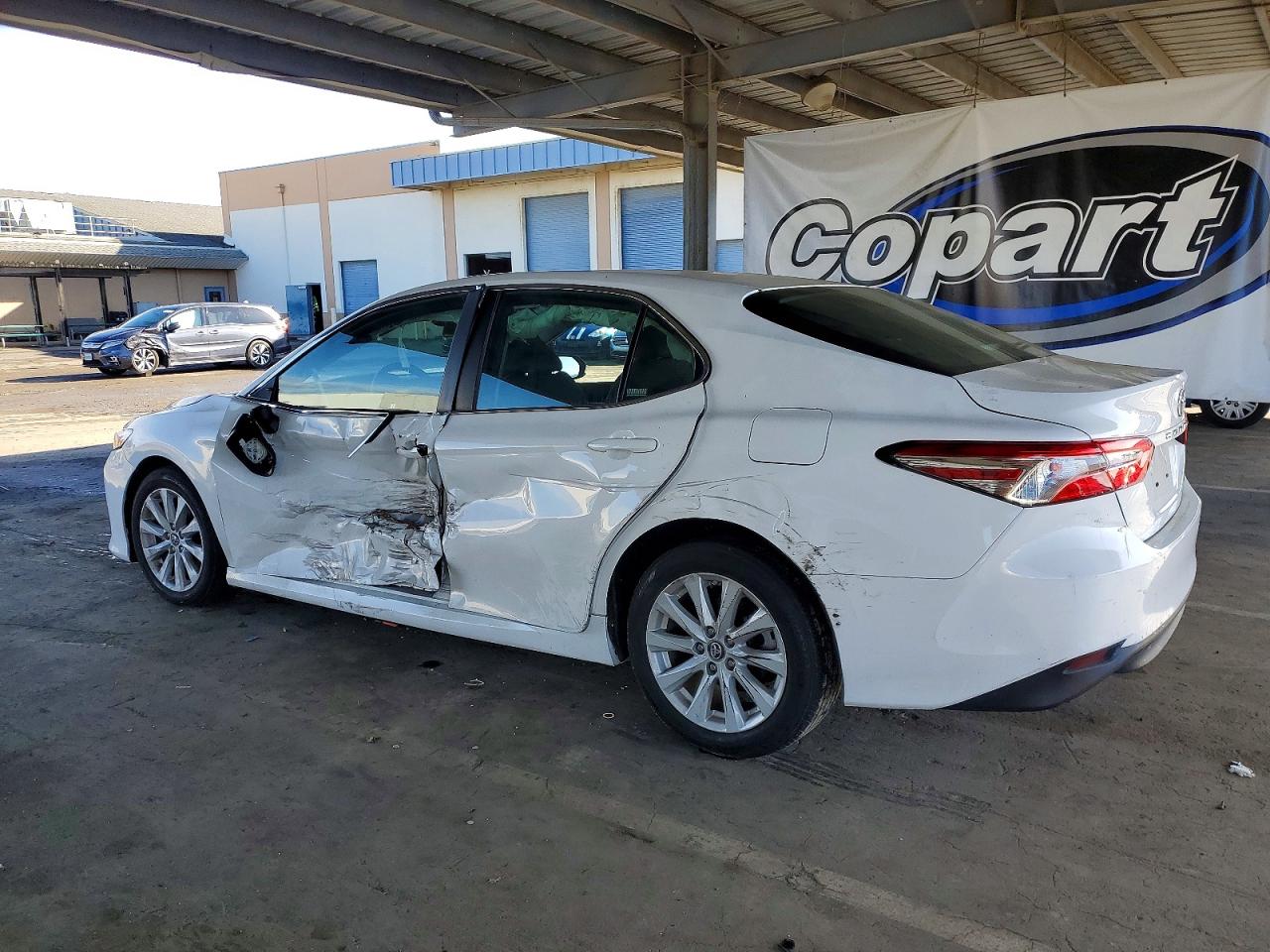 2018 TOYOTA CAMRY L photo 2