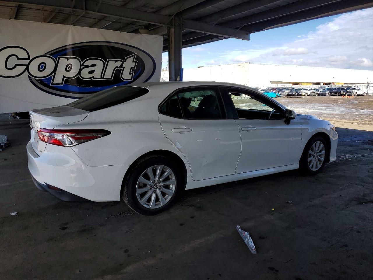 2018 TOYOTA CAMRY L photo 3