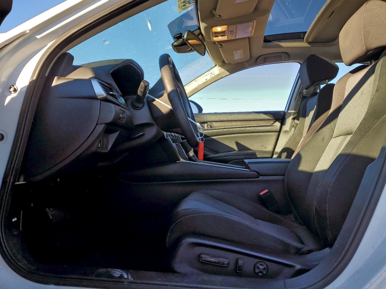 2018 HONDA ACCORD EX photo 19