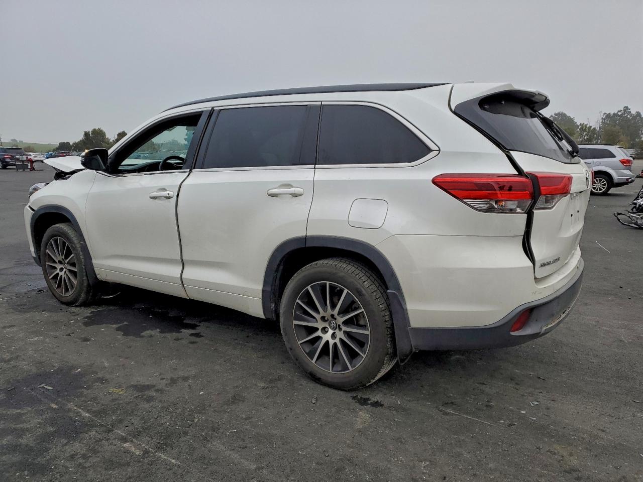 2018 TOYOTA HIGHLANDER SE photo 2