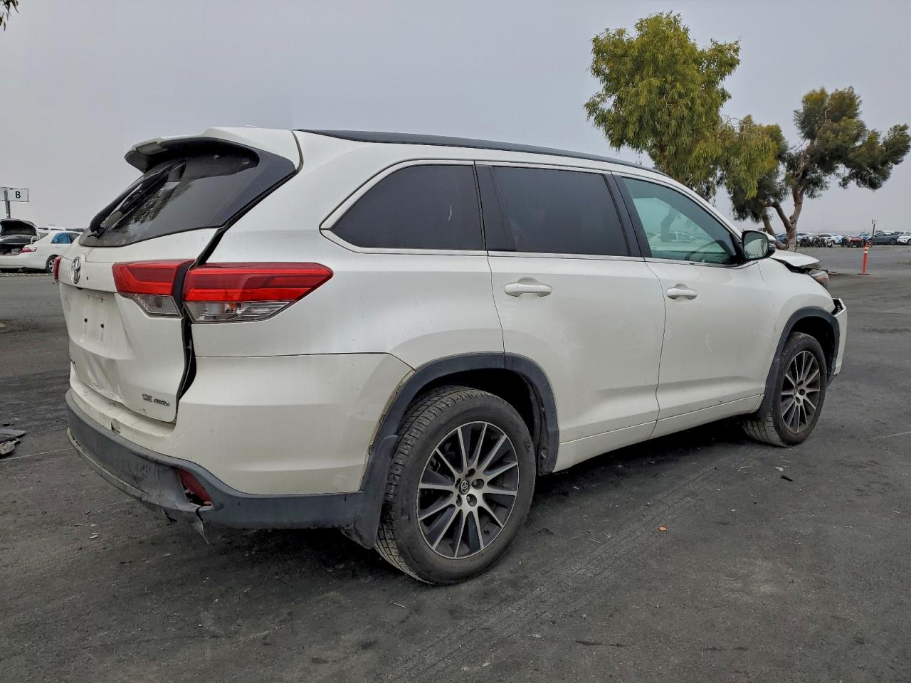 2018 TOYOTA HIGHLANDER SE photo 3
