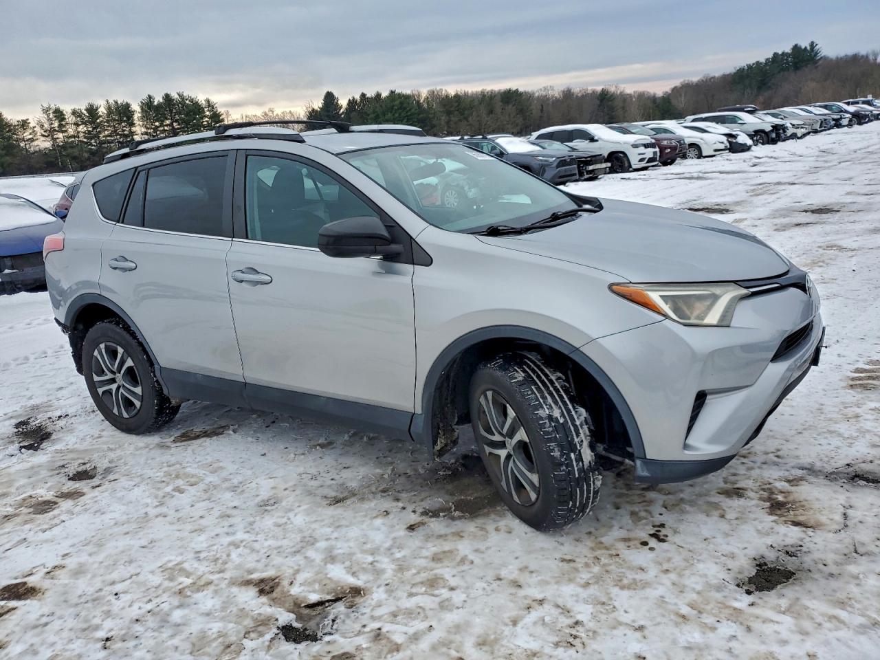 2016 TOYOTA RAV4 LE photo 4
