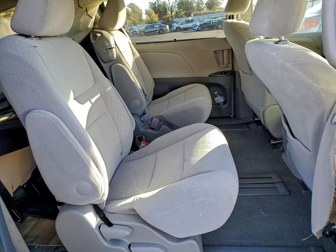 2017 TOYOTA SIENNA LE photo 11
