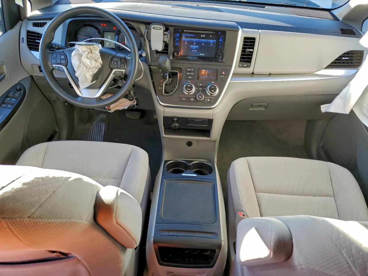 2017 TOYOTA SIENNA LE photo 8