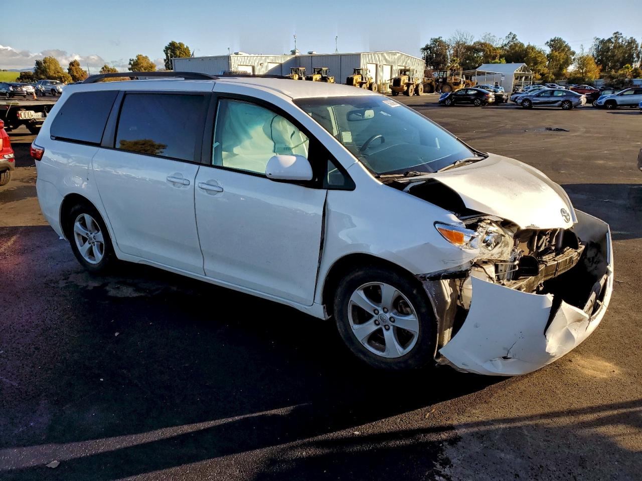 2017 TOYOTA SIENNA LE photo 4