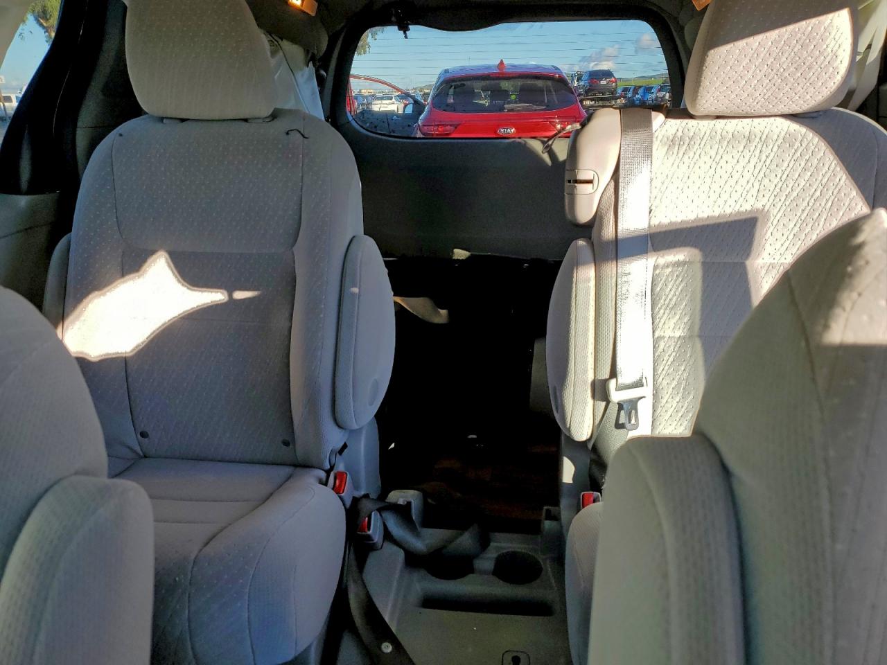 2017 TOYOTA SIENNA LE photo 10