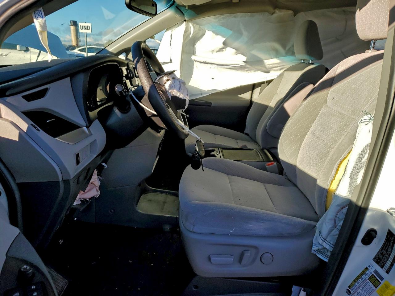 2017 TOYOTA SIENNA LE photo 7