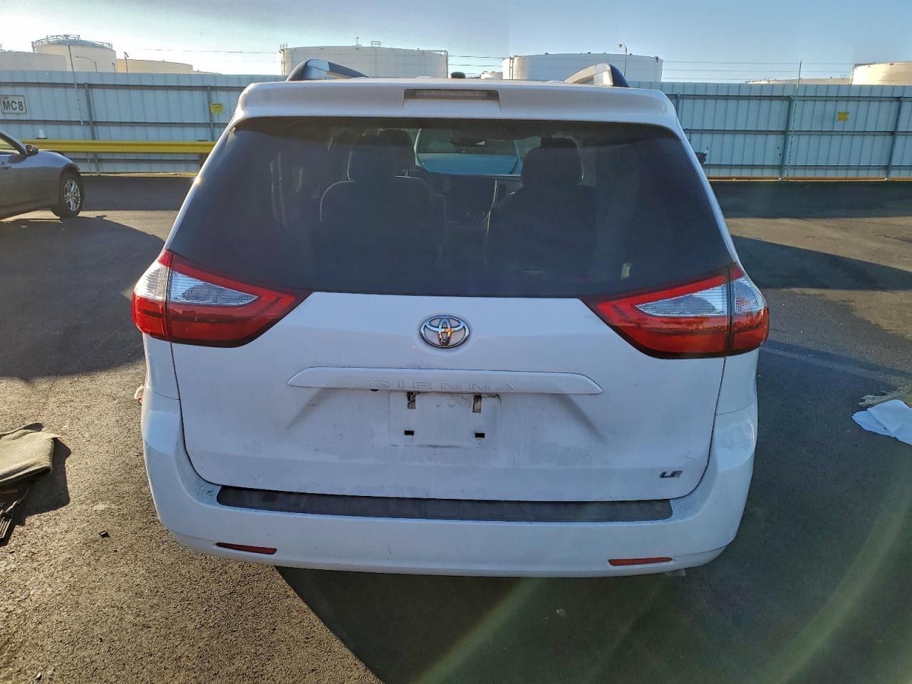 2017 TOYOTA SIENNA LE photo 6