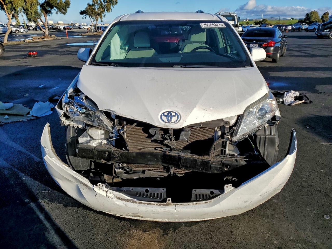 2017 TOYOTA SIENNA LE photo 5
