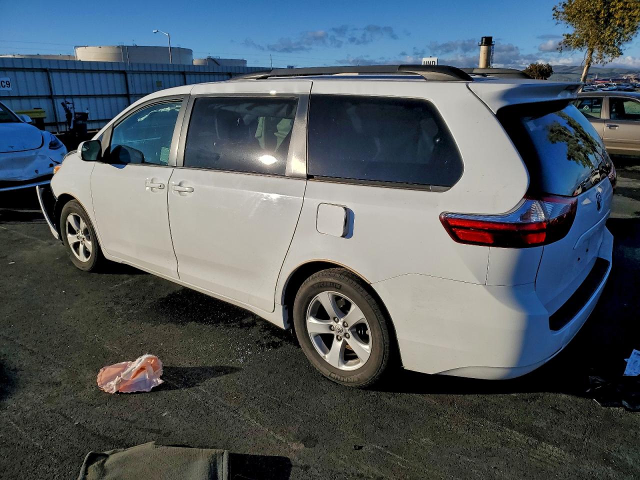 2017 TOYOTA SIENNA LE photo 2