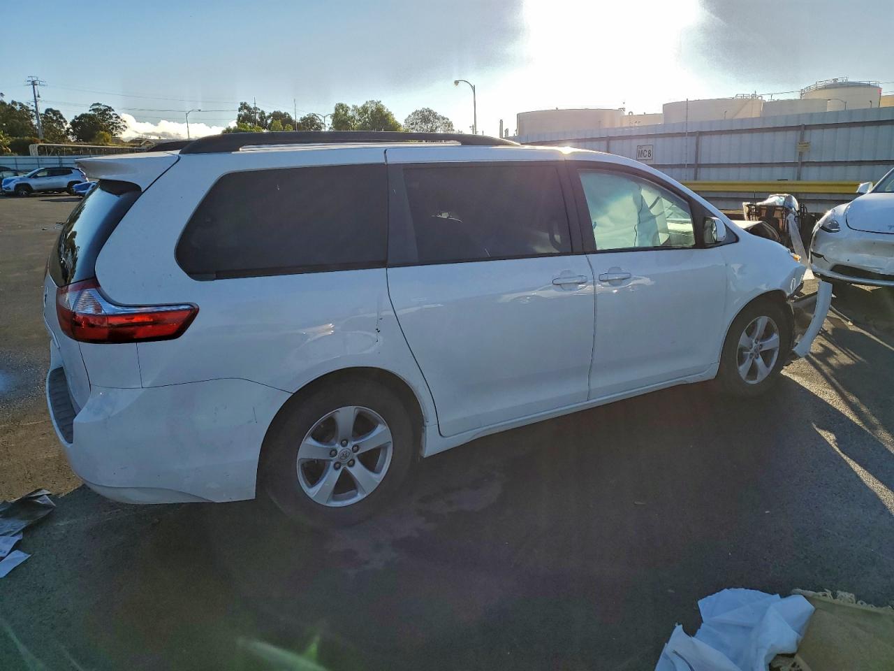 2017 TOYOTA SIENNA LE photo 3