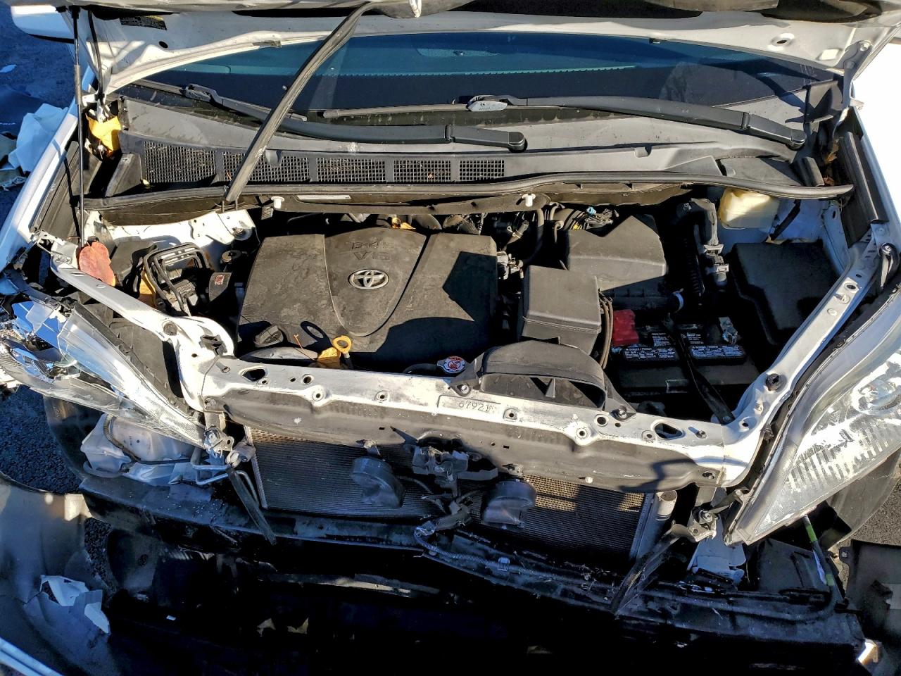 2017 TOYOTA SIENNA LE photo 12