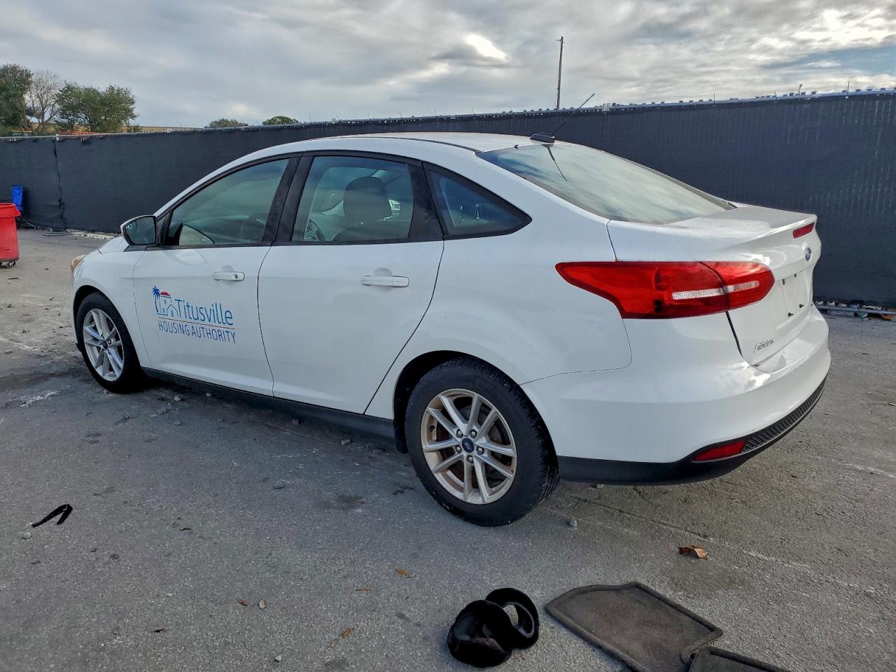 2017 FORD FOCUS SE photo 3