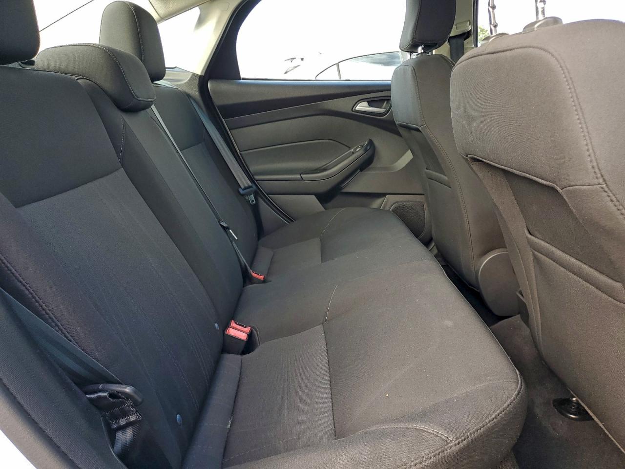 2017 FORD FOCUS SE photo 19