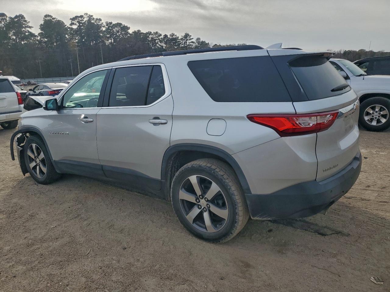2019 CHEVROLET TRAVERSE LT photo 2