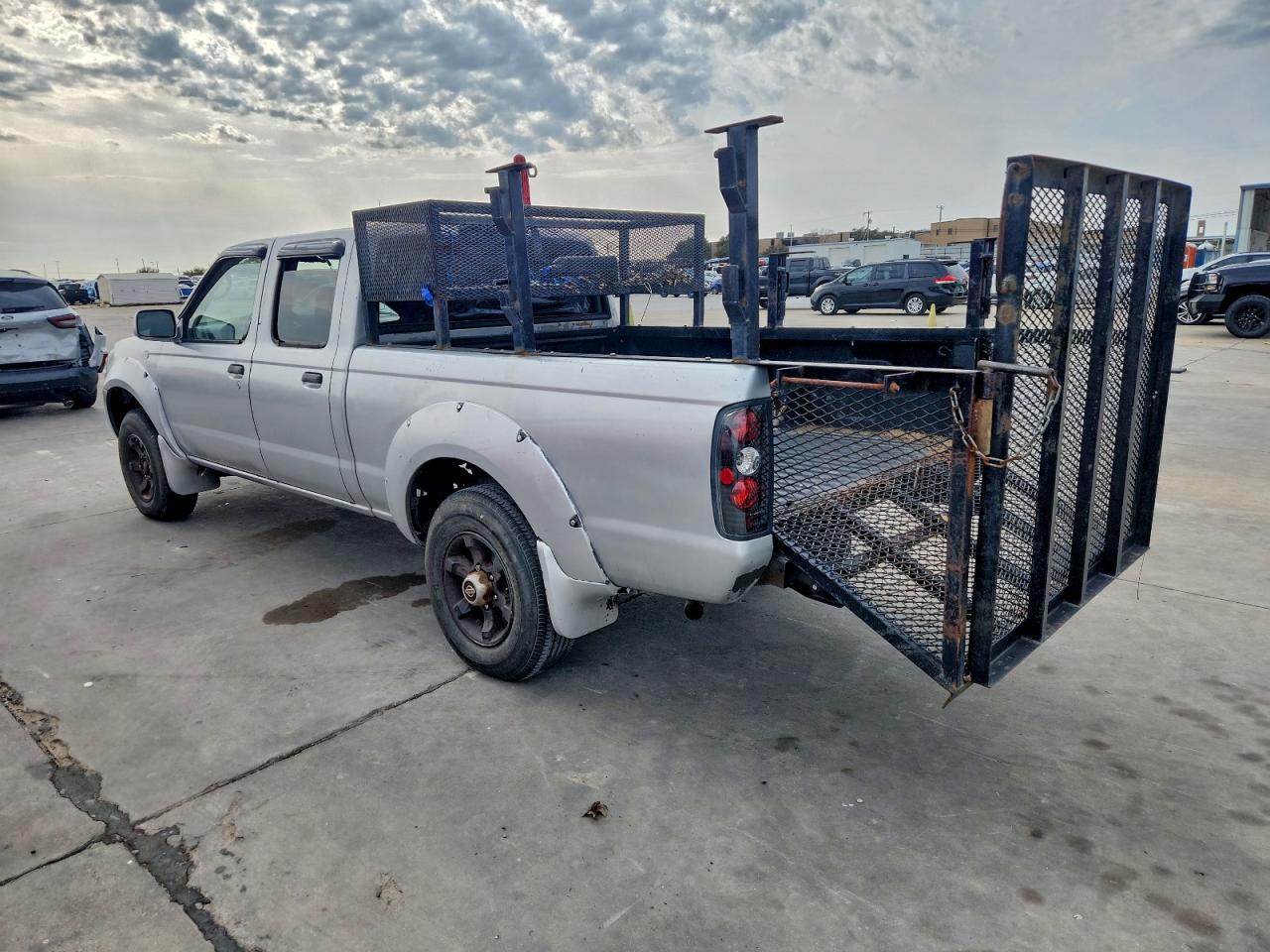 2002 NISSAN FRONTIER CREW CAB XE photo 2
