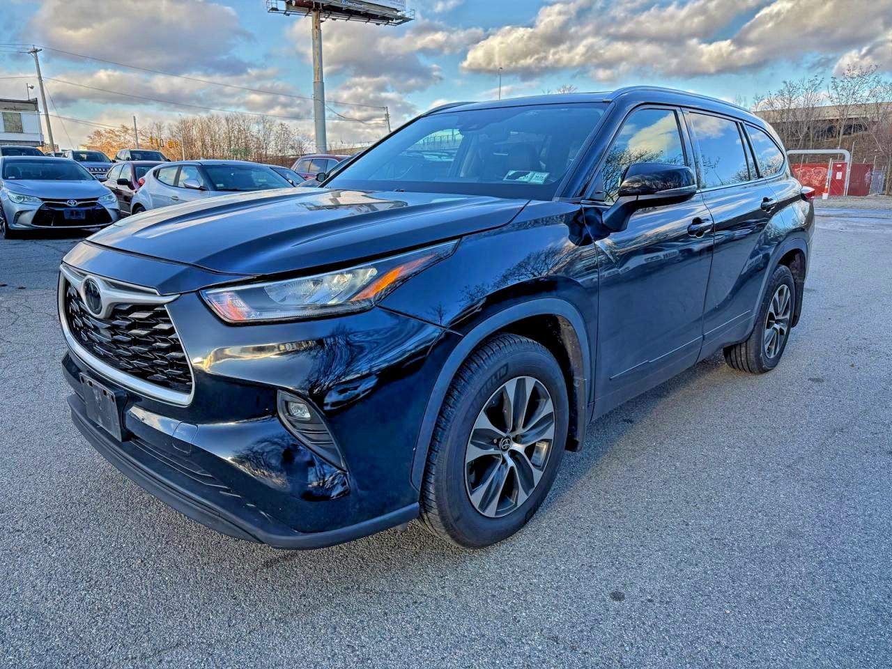 2020 TOYOTA HIGHLANDER XLE photo 2