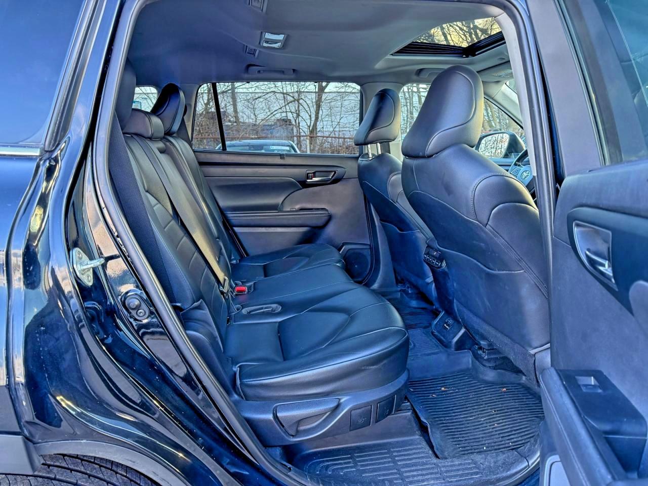 2020 TOYOTA HIGHLANDER XLE photo 6