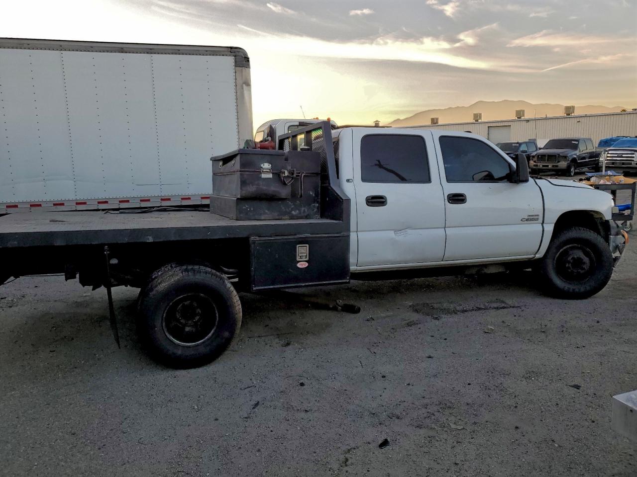 2002 CHEVROLET SILVERADO FLATBED TRUCK photo 13