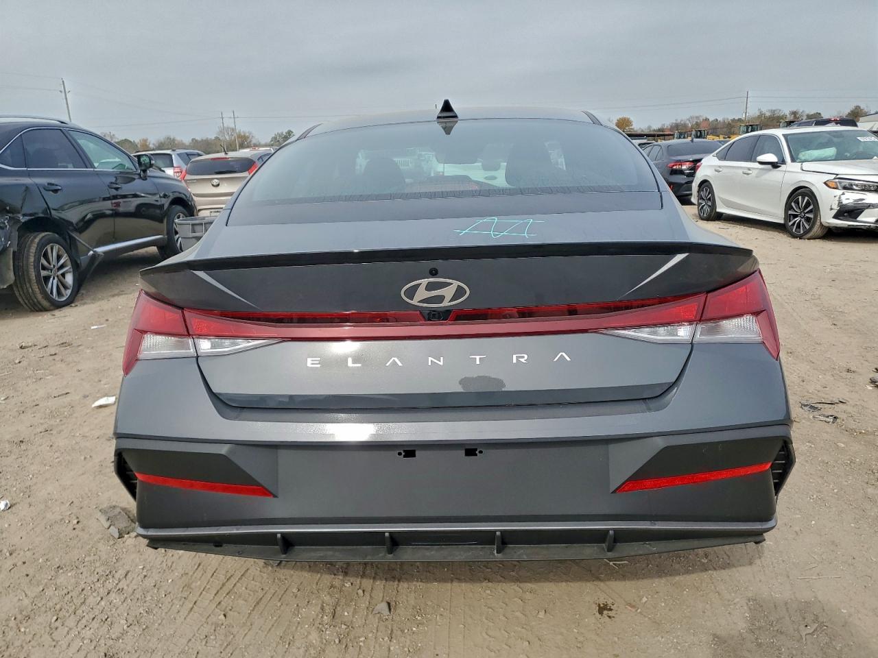 2025 HYUNDAI ELANTRA SEL SPORT photo 6