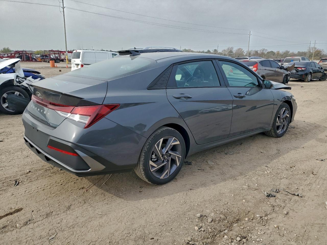 2025 HYUNDAI ELANTRA SEL SPORT photo 3