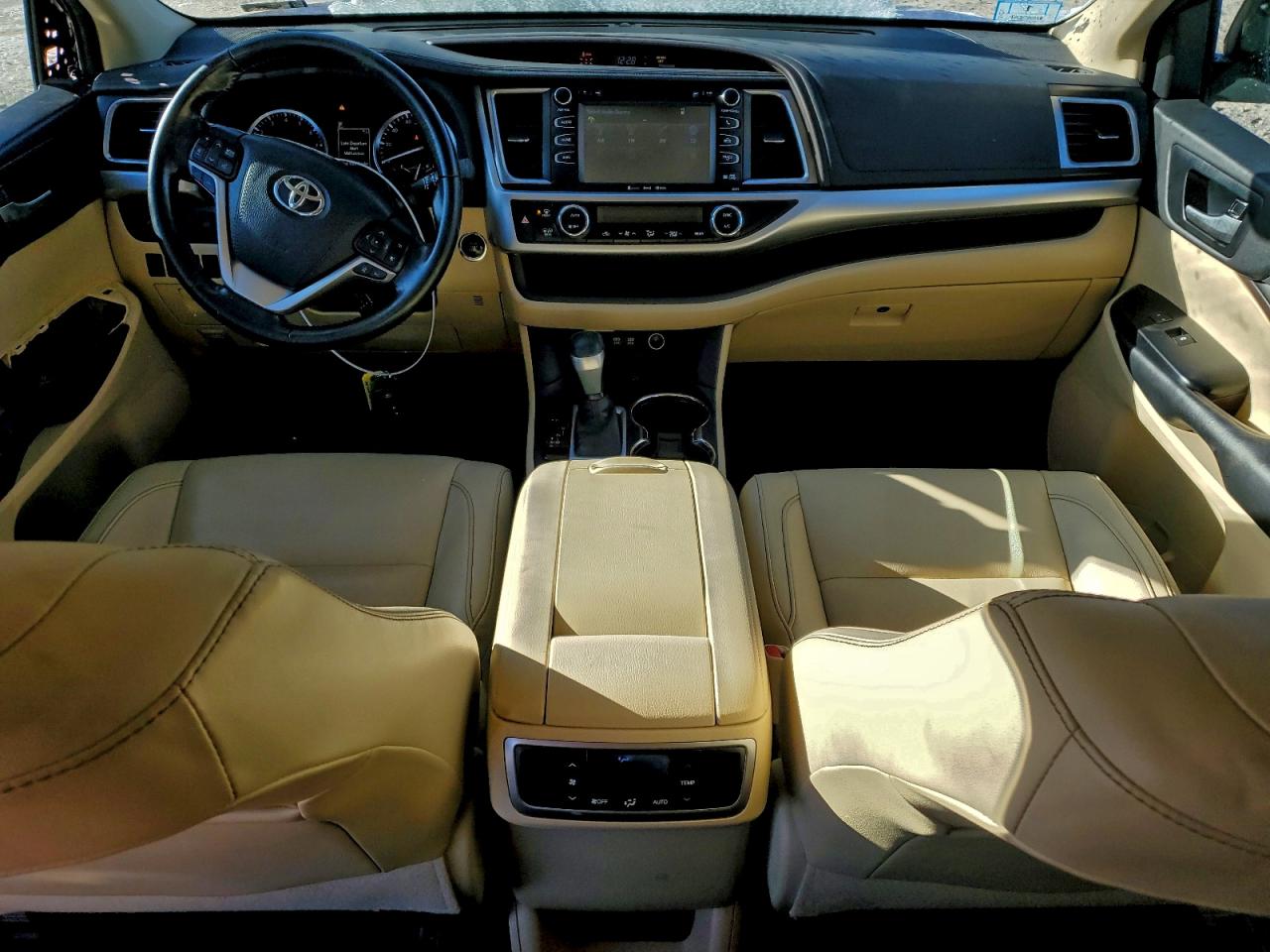 2017 TOYOTA HIGHLANDER SE photo 8
