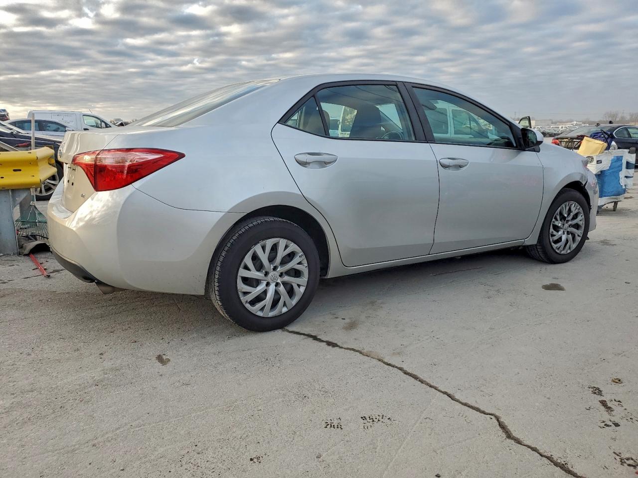 2018 TOYOTA COROLLA L photo 3