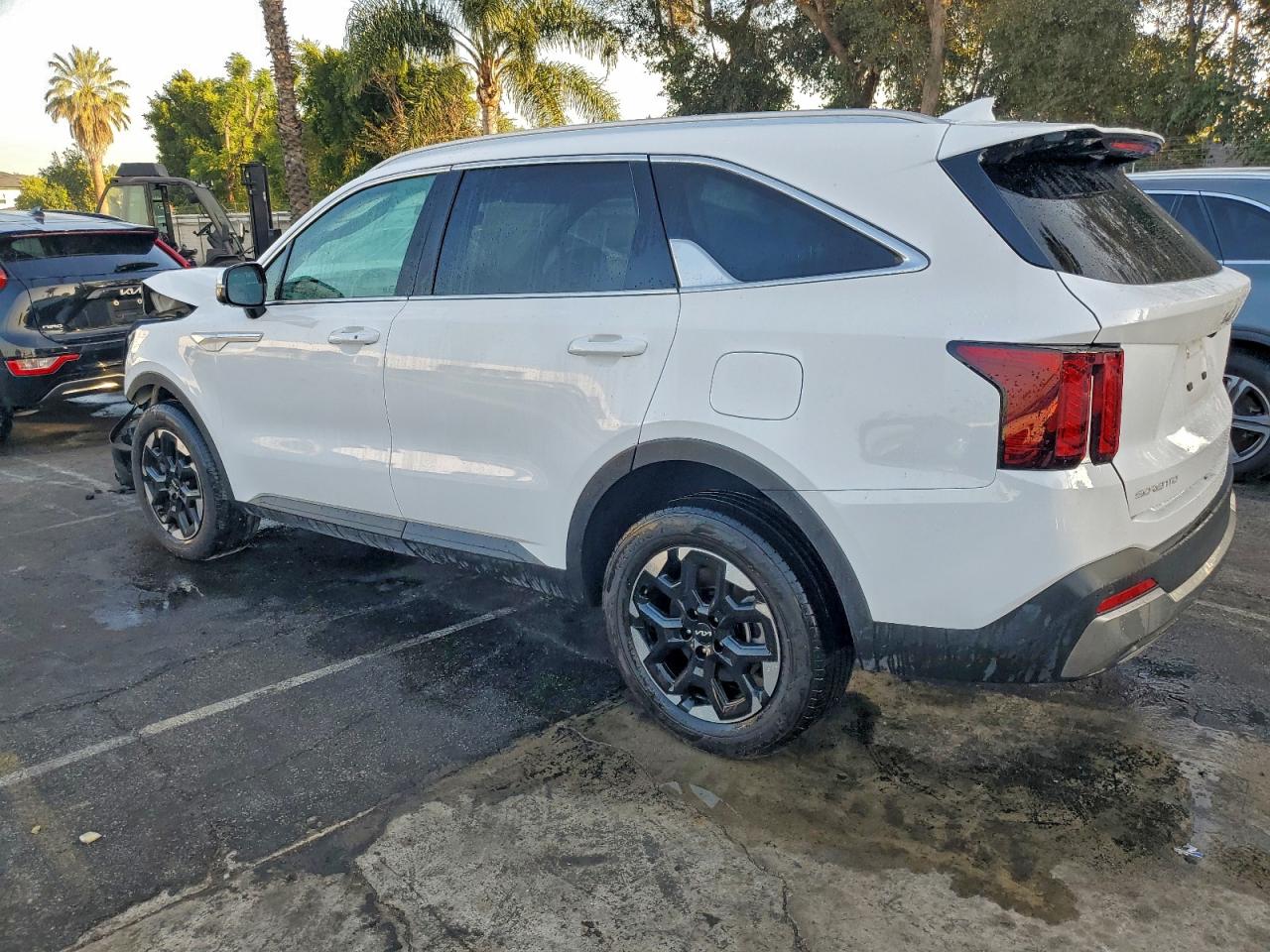 2024 KIA SORENTO S photo 2