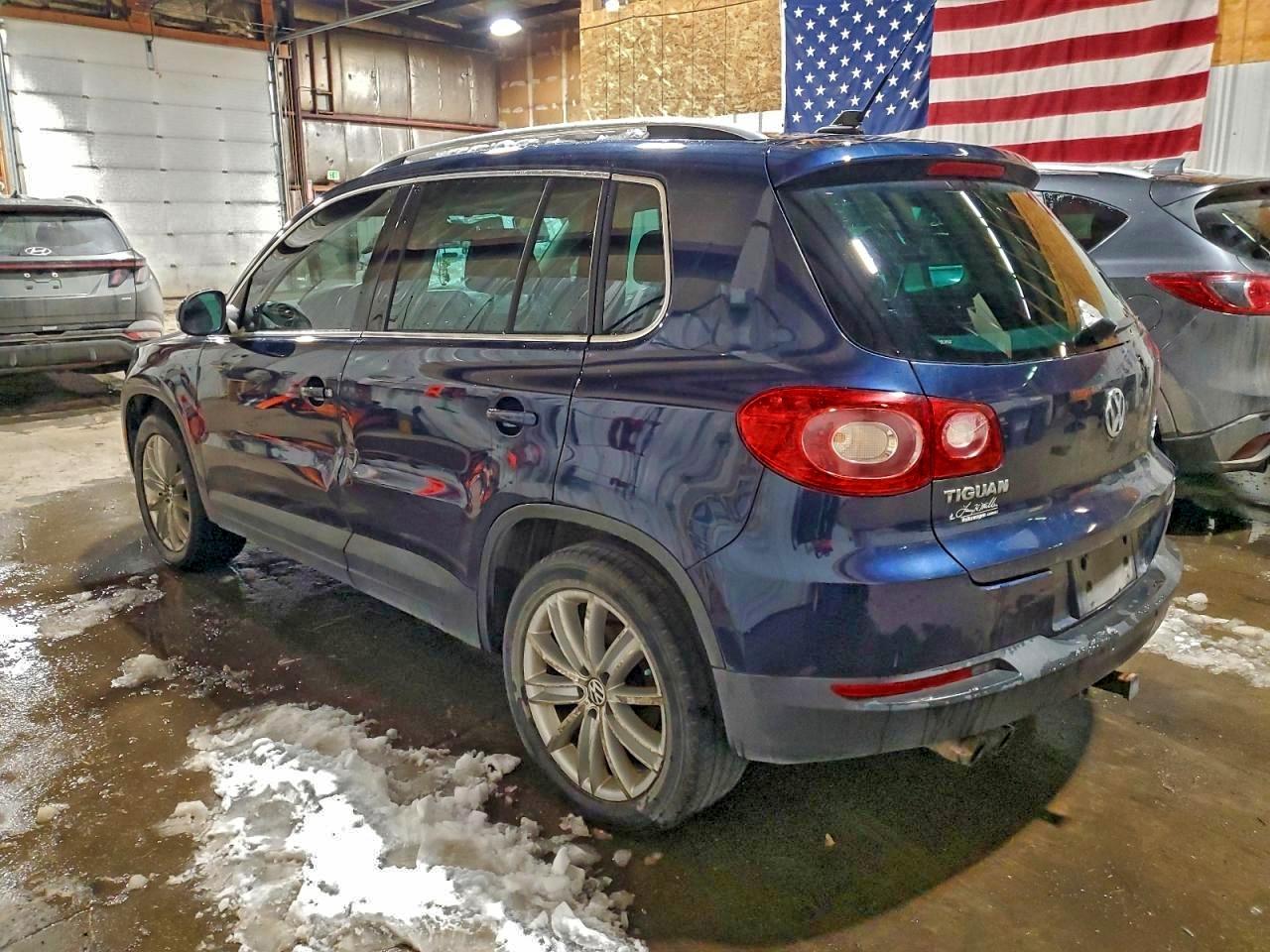 2011 VOLKSWAGEN TIGUAN S photo 2