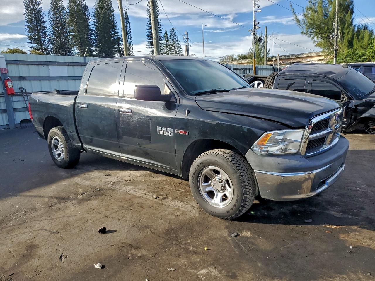 2015 RAM 1500 SLT photo 4