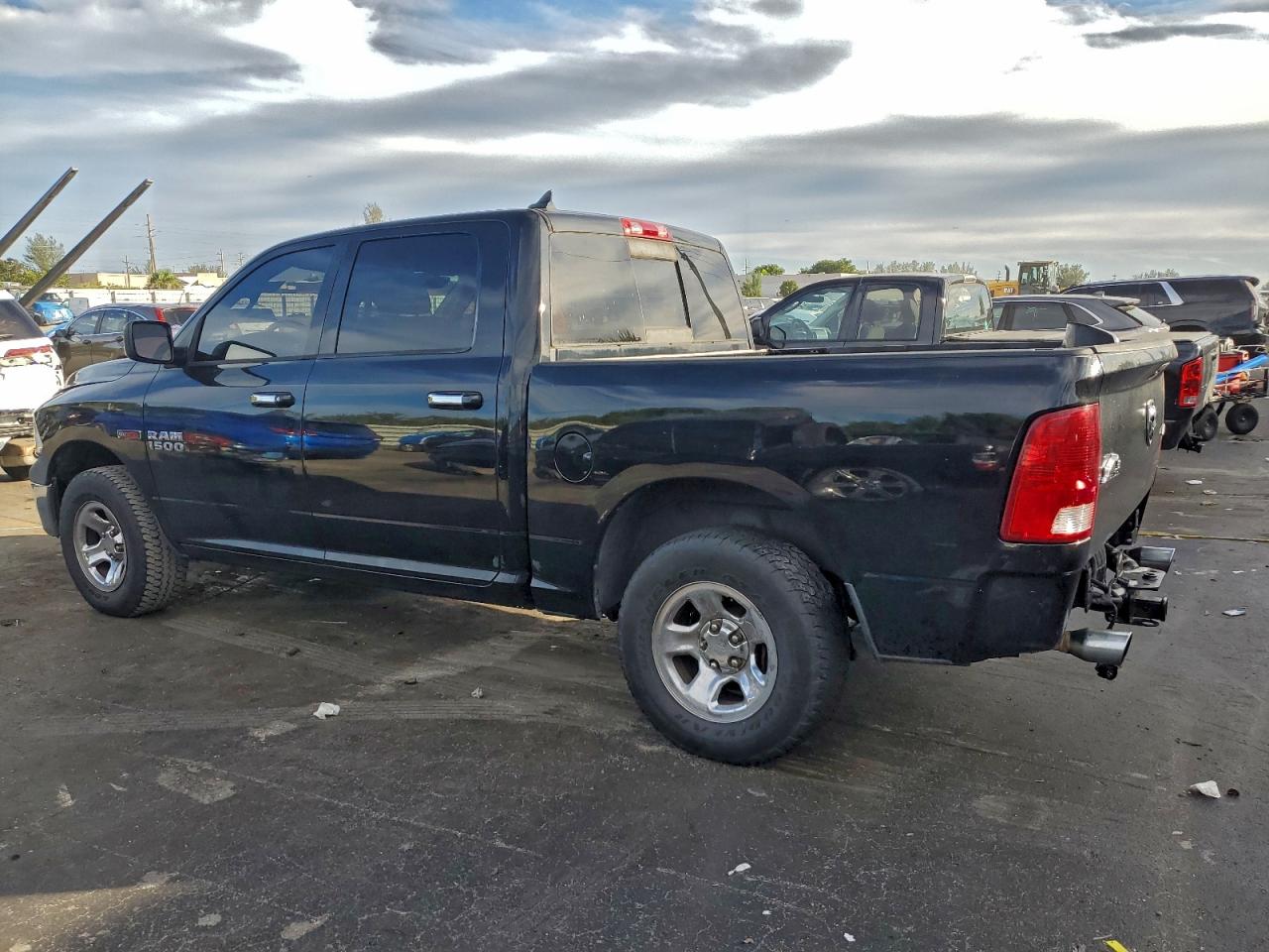 2015 RAM 1500 SLT photo 2
