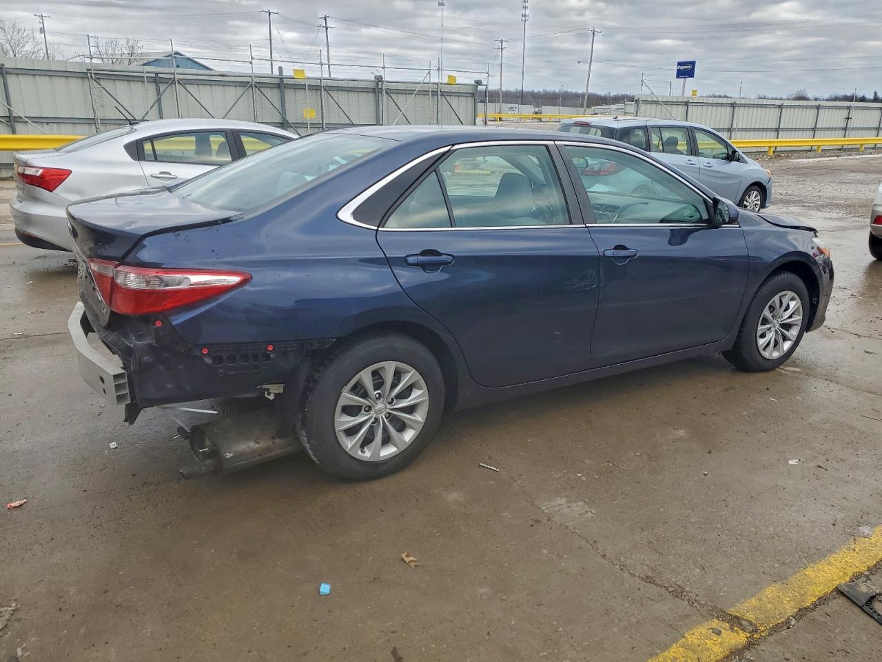 2017 TOYOTA CAMRY LE photo 3