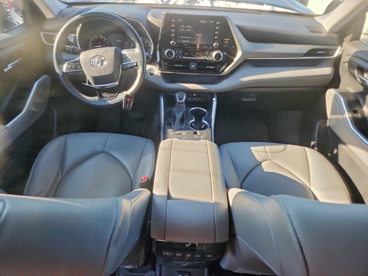2021 TOYOTA HIGHLANDER XLE photo 22