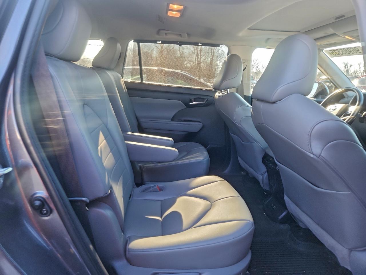 2021 TOYOTA HIGHLANDER XLE photo 31