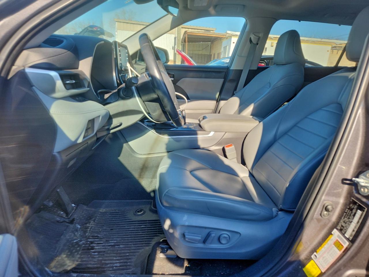 2021 TOYOTA HIGHLANDER XLE photo 19
