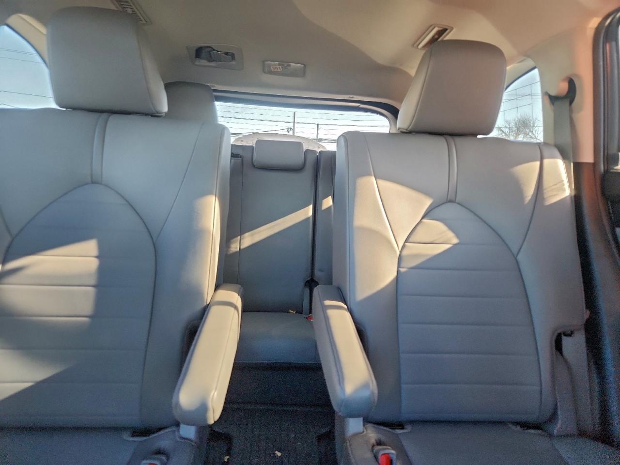 2021 TOYOTA HIGHLANDER XLE photo 28