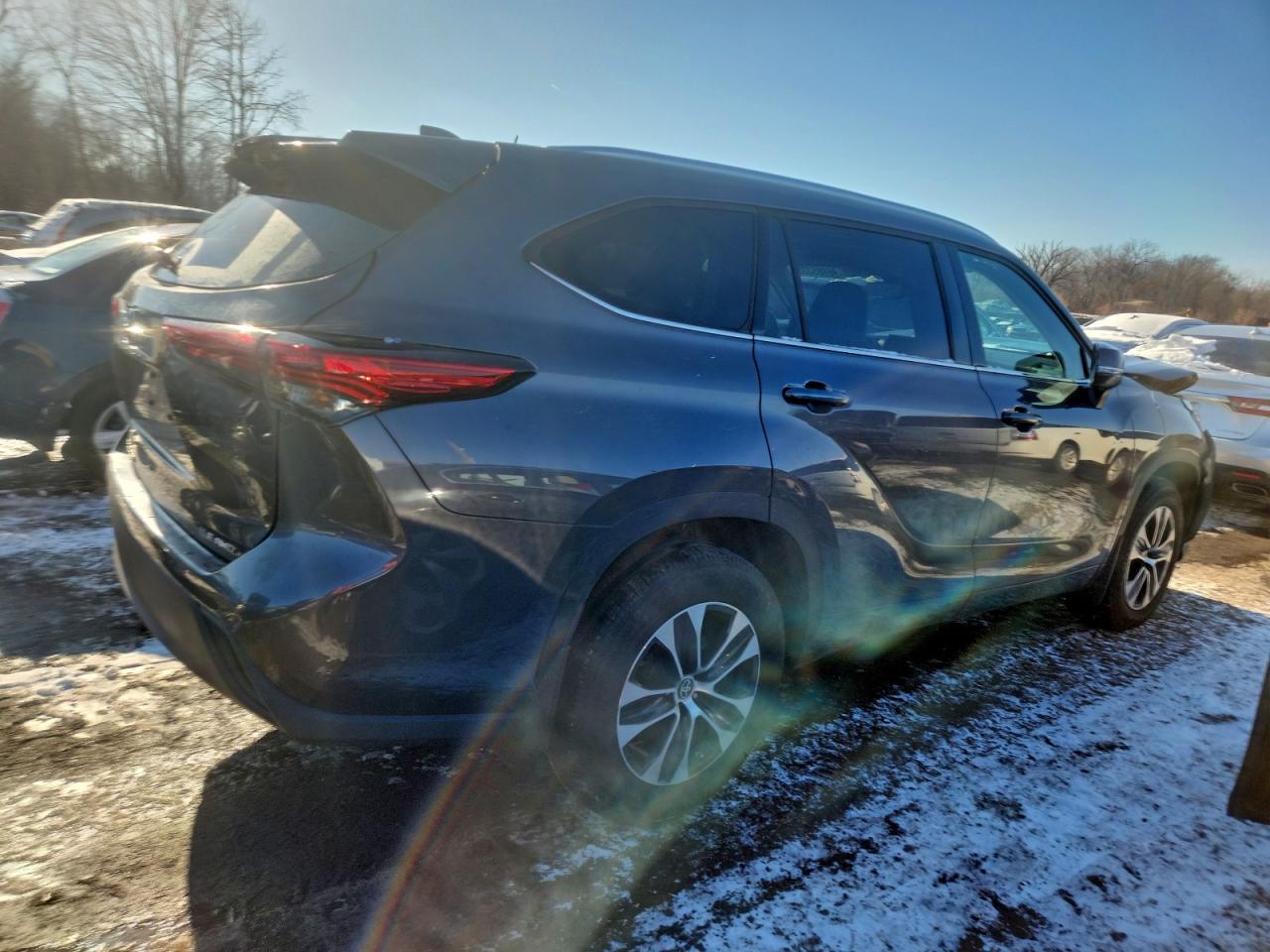 2021 TOYOTA HIGHLANDER XLE photo 7